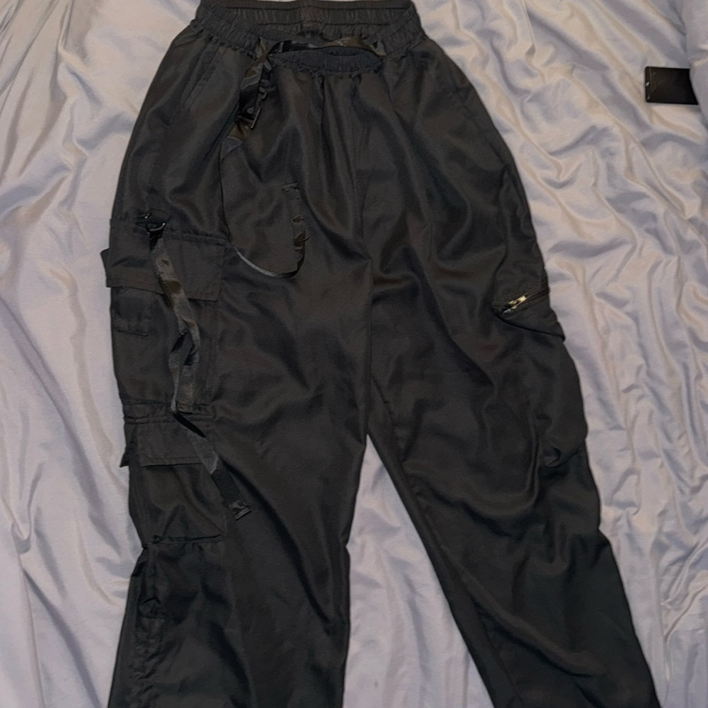 Size 6 slick cargo style pants in black!